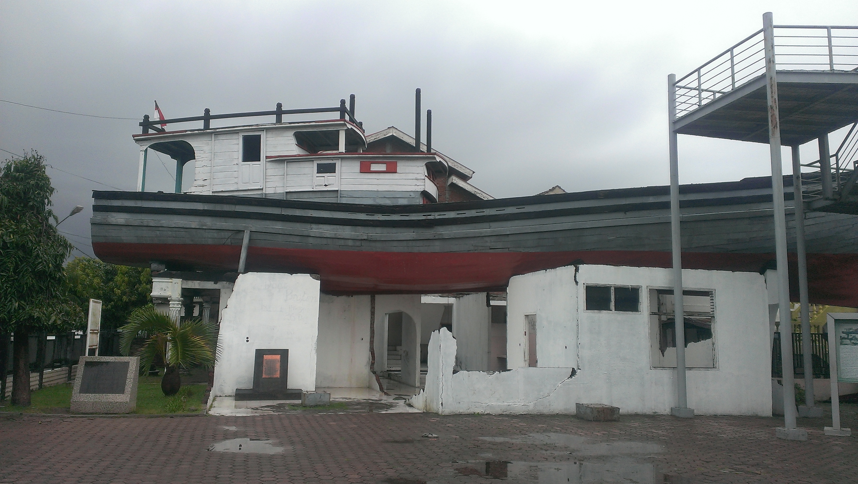 Kapal/boat di atas rumah